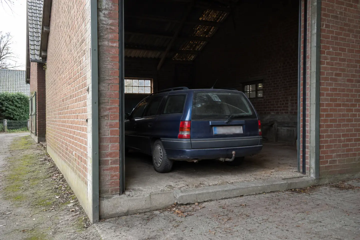 Beispielhafte Verkaufssituation: kombi hinter einem Scheunentor mit erhöhter Schwelle auf einem Alpener Hof