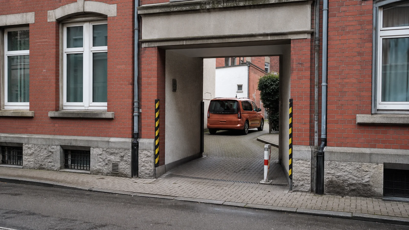 Beispielhafte Verkaufssituation: van hinter einer niedrigen Gebäudedurchfahrt in Bochum-Wattenscheid