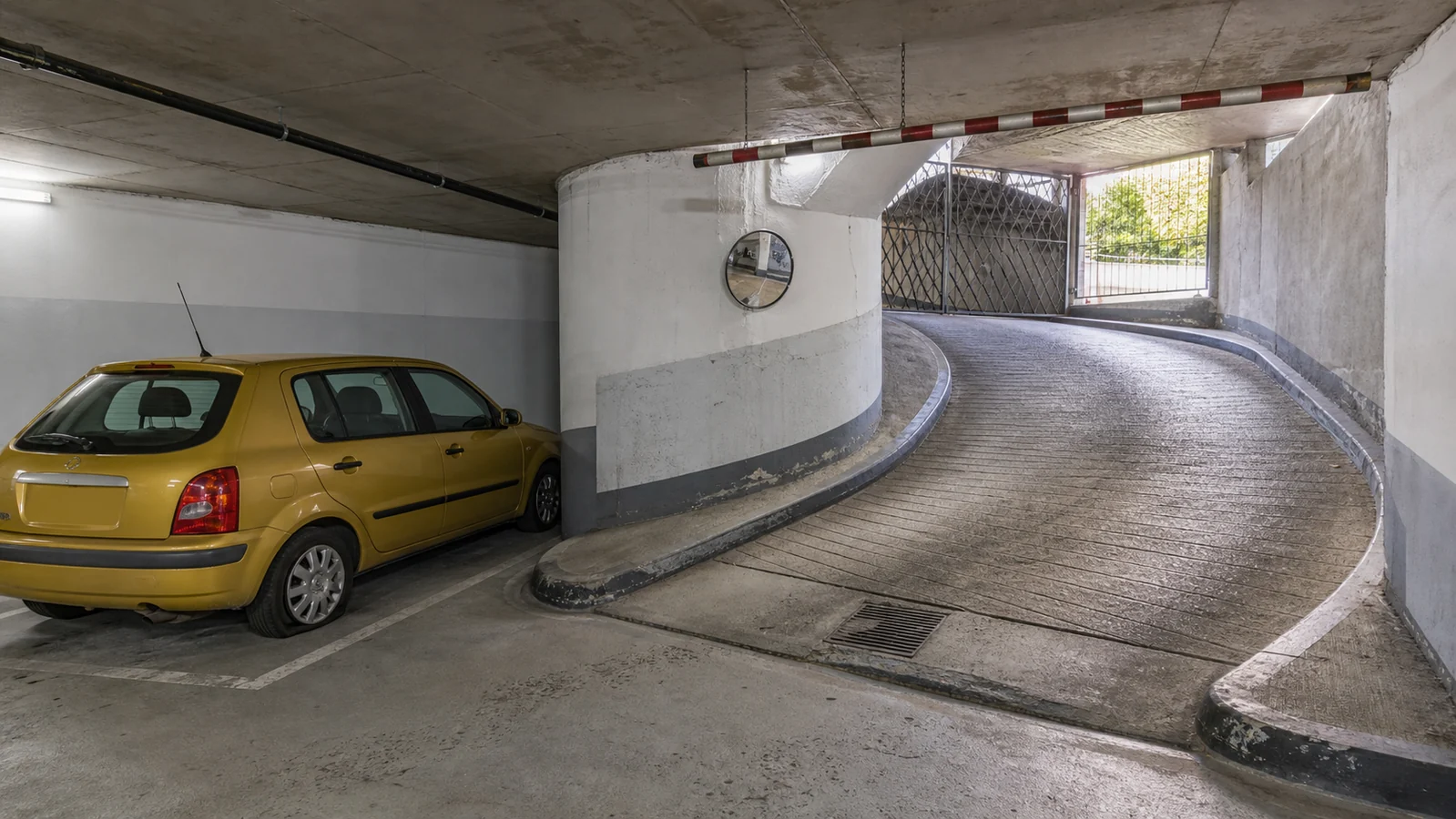 Beispielhafte Verkaufssituation: kleinwagen neben einer engen kurvigen Tiefgaragenausfahrt in Bochum-Querenburg