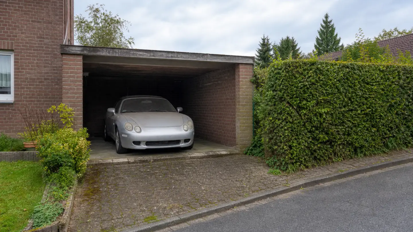 Beispielhafte Verkaufssituation: cabriolet in einem niedrigen gemauerten Carport in Bottrop-Fuhlenbrock