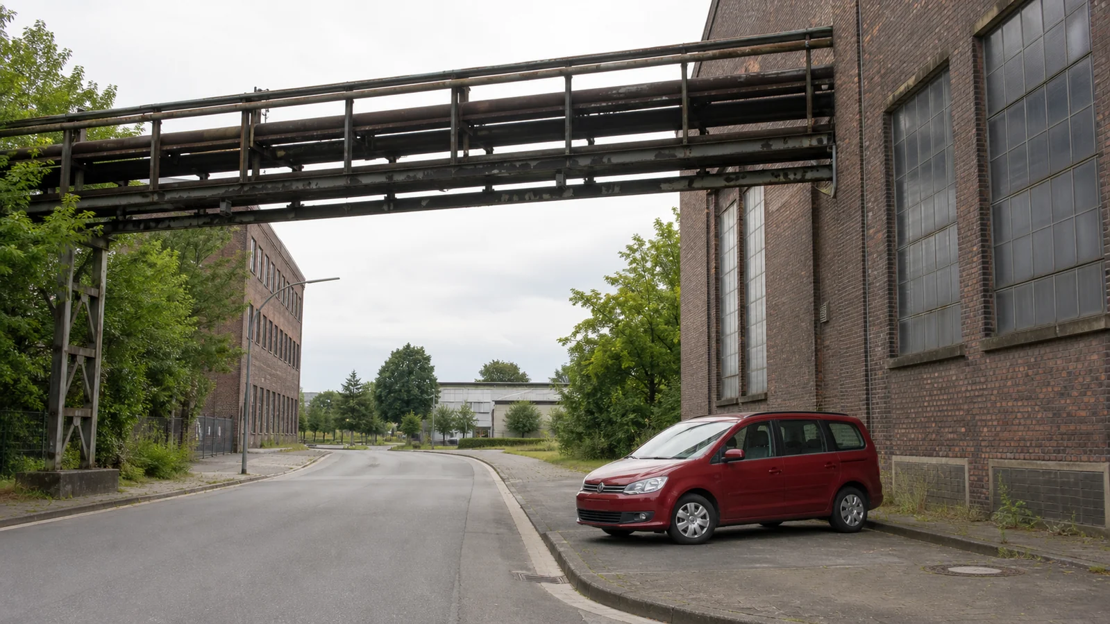 Beispielhafte Verkaufssituation: kompaktvan in einer gut zugänglichen Parkbucht an einer Industriestraße in Bottrop-Süd