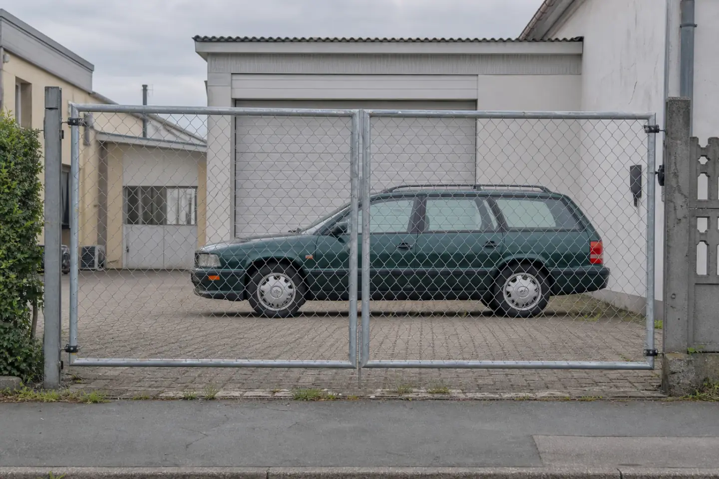Beispielhafte Verkaufssituation: fahrzeug hinter einem geschlossenen Werkstatttor in Datteln