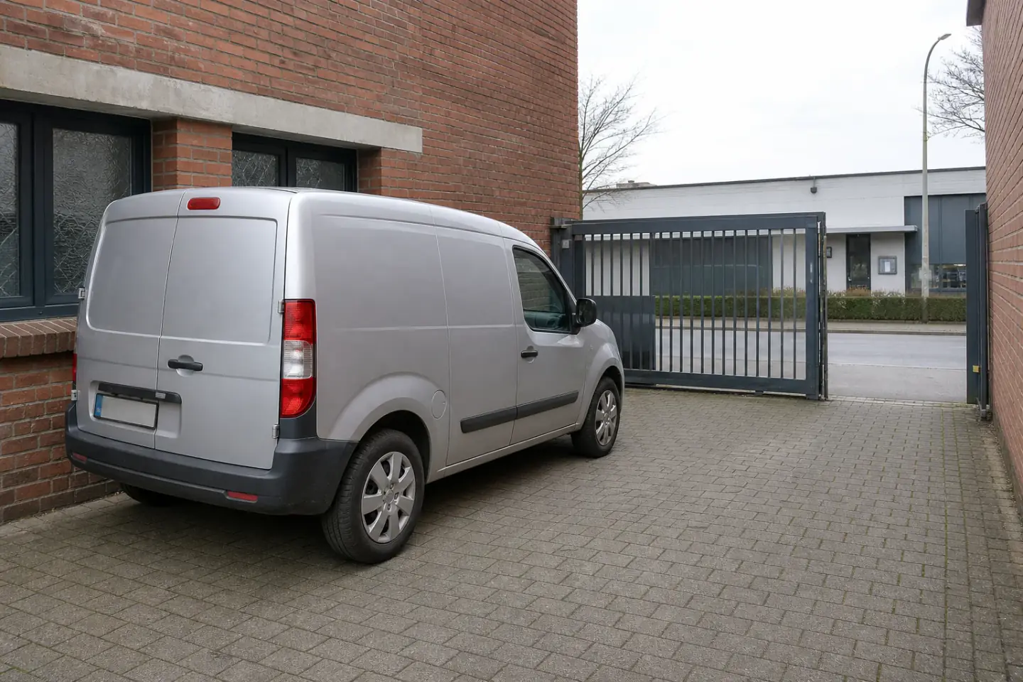 Beispielhafte Verkaufssituation: kastenwagen in einem engen Dinslakener Gewerbehof mit Schiebetor