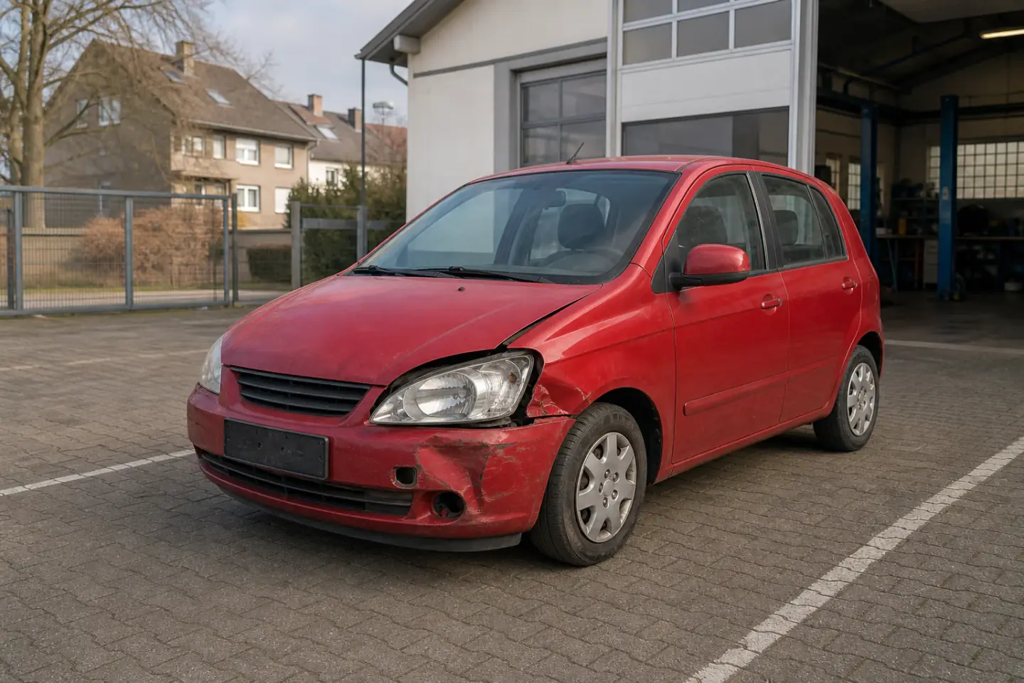Beispielhafte Verkaufssituation: unfallwagen mit Frontschaden auf einem Werkstatthof in Dinslaken