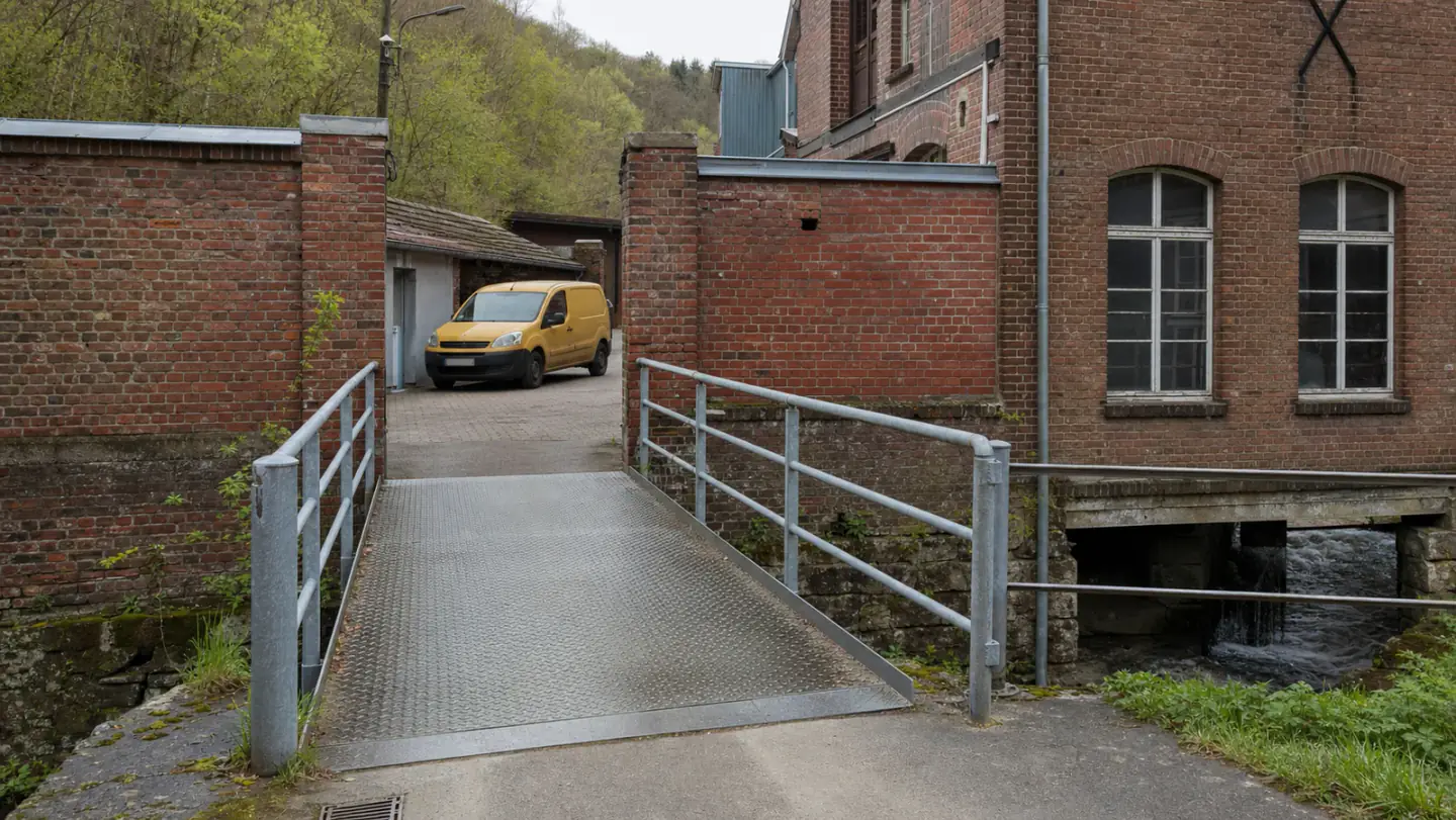 Beispielhafte Verkaufssituation: kastenwagen hinter einer schmalen Stahlbrücke über einen Mühlgraben in Ennepetal-Milspe