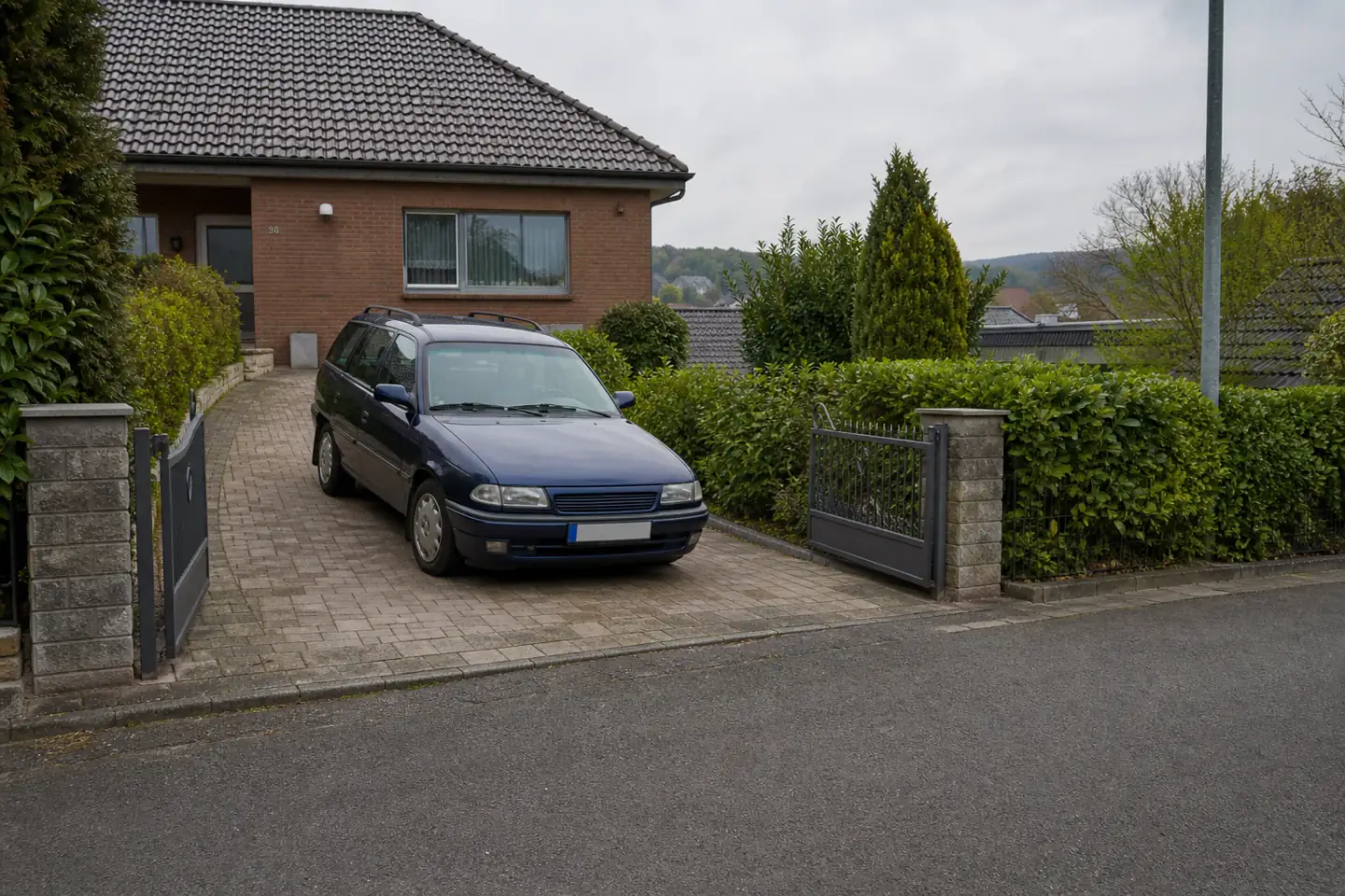 Beispielhafte Verkaufssituation: fahrzeug auf einer geneigten Grundstückszufahrt in Fröndenberg-Hohenheide