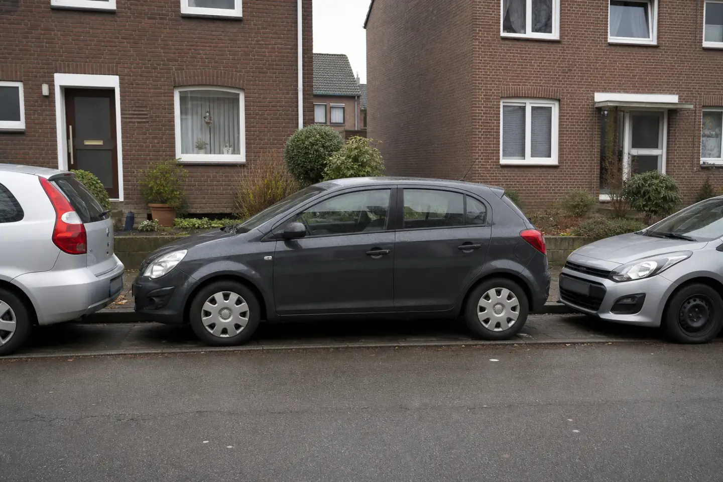 Beispielhafte Verkaufssituation: eng eingeparktes Fahrzeug an einer Wohnstraße in Gladbeck-Brauck
