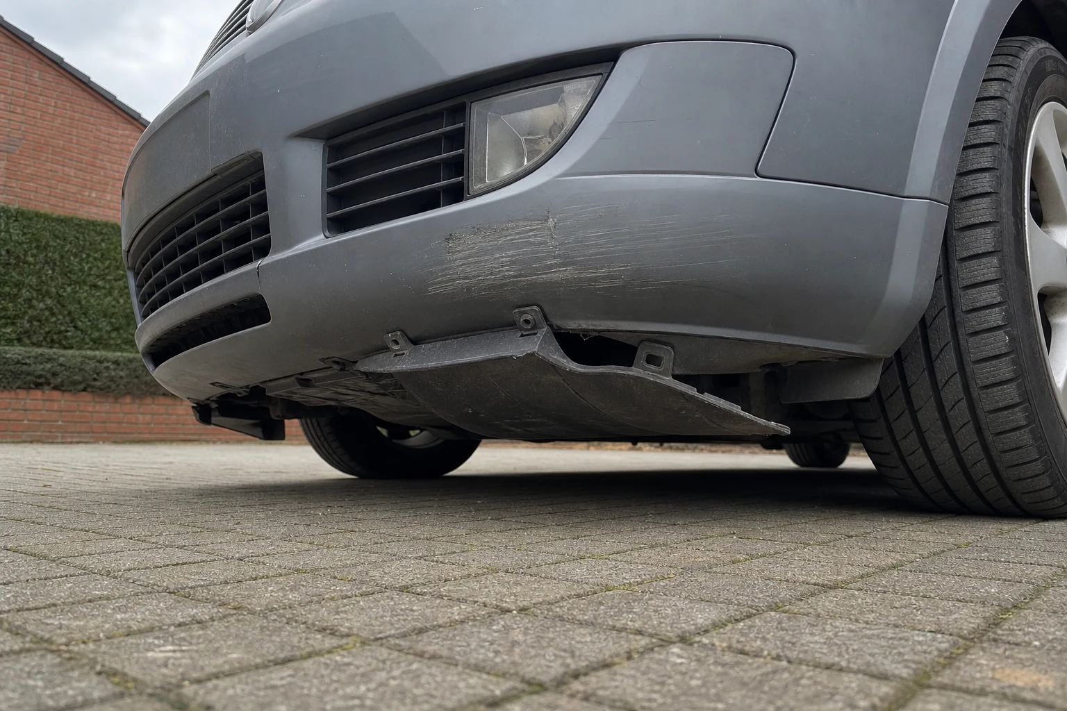 Beispielhafte Verkaufssituation: gelöster Unterbodenschutz an einem abgestellten Fahrzeug in Haltern am See