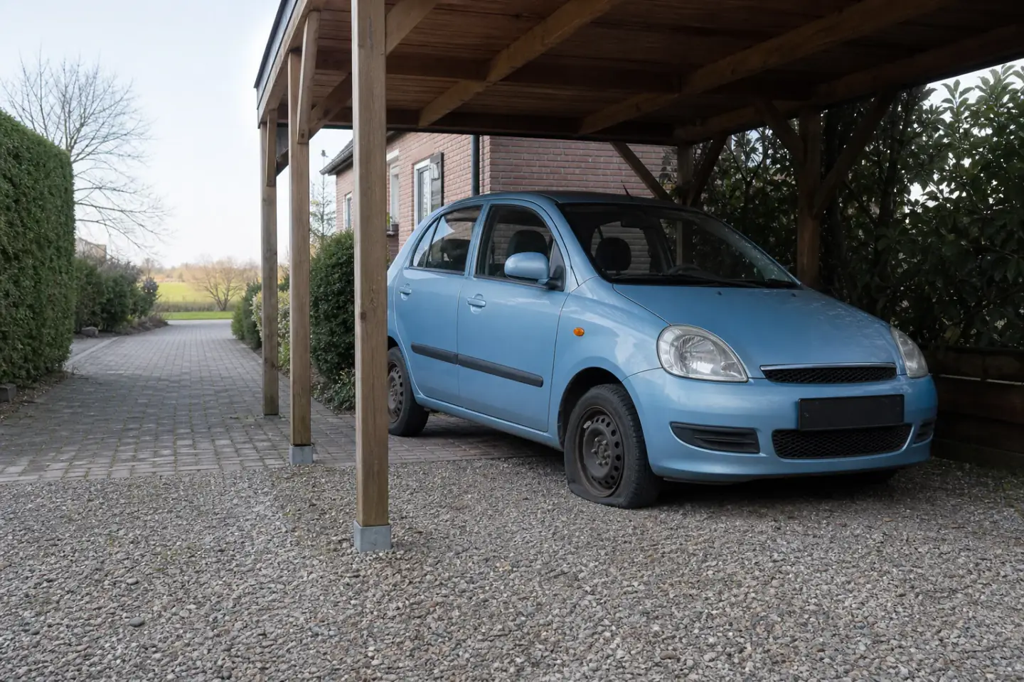 Beispielhafte Verkaufssituation: kleinwagen mit plattem Vorderreifen unter einem Hamminkelner Carport