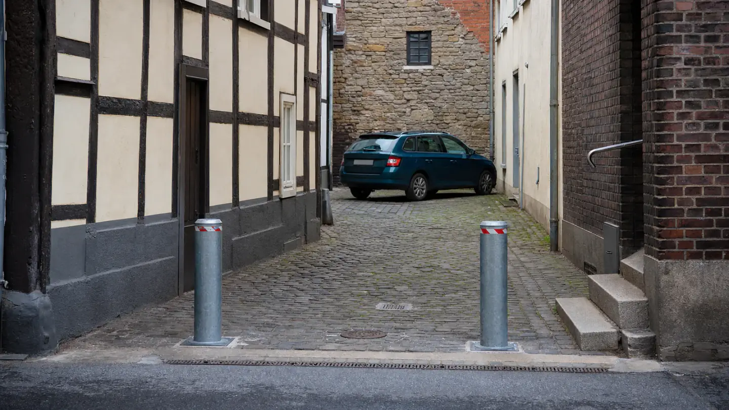 Beispielhafte Verkaufssituation: kombi hinter zwei versenkbaren Zufahrtspollern in einer schmalen Gasse in Hattingen-Mitte