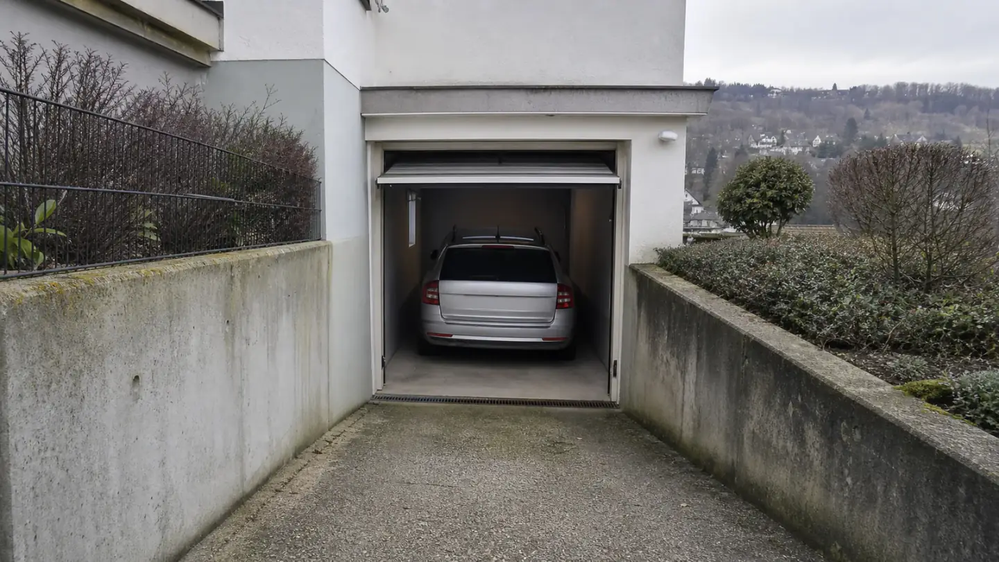 Beispielhafte Verkaufssituation: kombi in einer schmalen Garage am Ende einer steilen Zufahrt in Herdecke-Ahlenberg