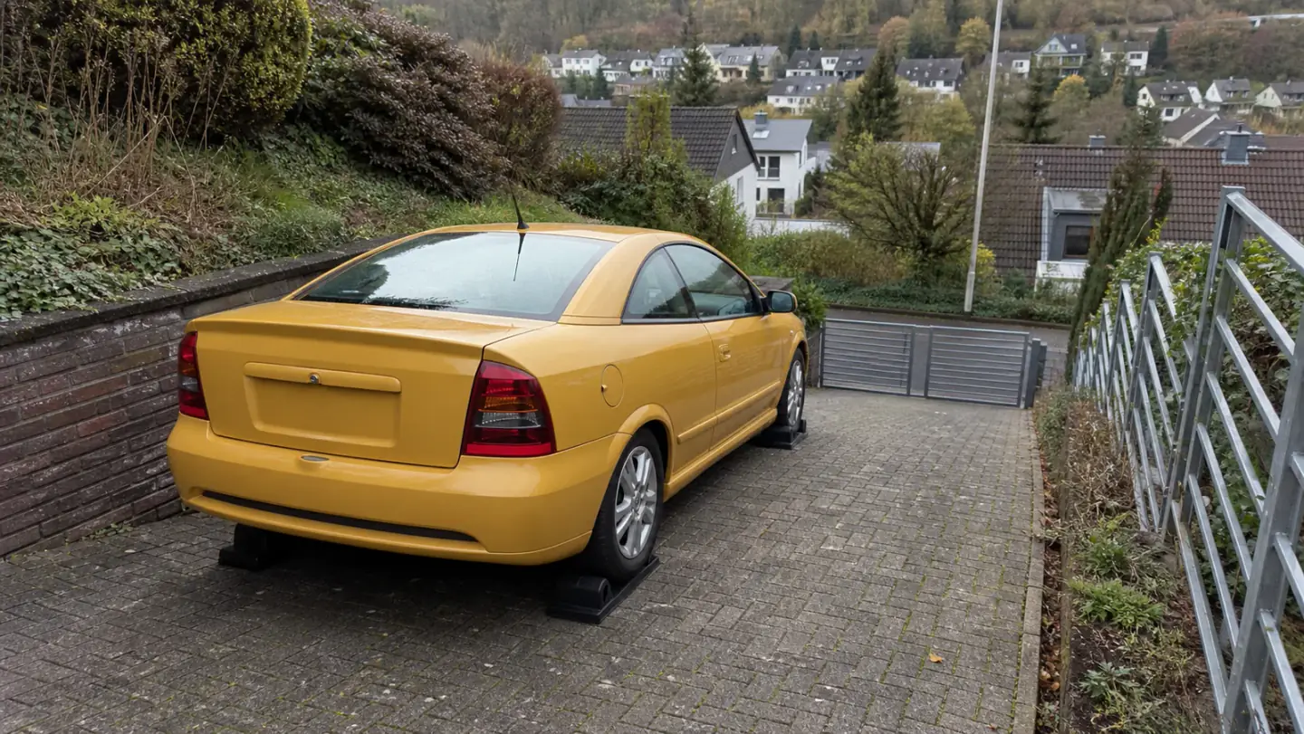 Beispielhafte Verkaufssituation: coupé mit Radkeilen auf einer stark abschüssigen Grundstückszufahrt in Herdecke-Ende