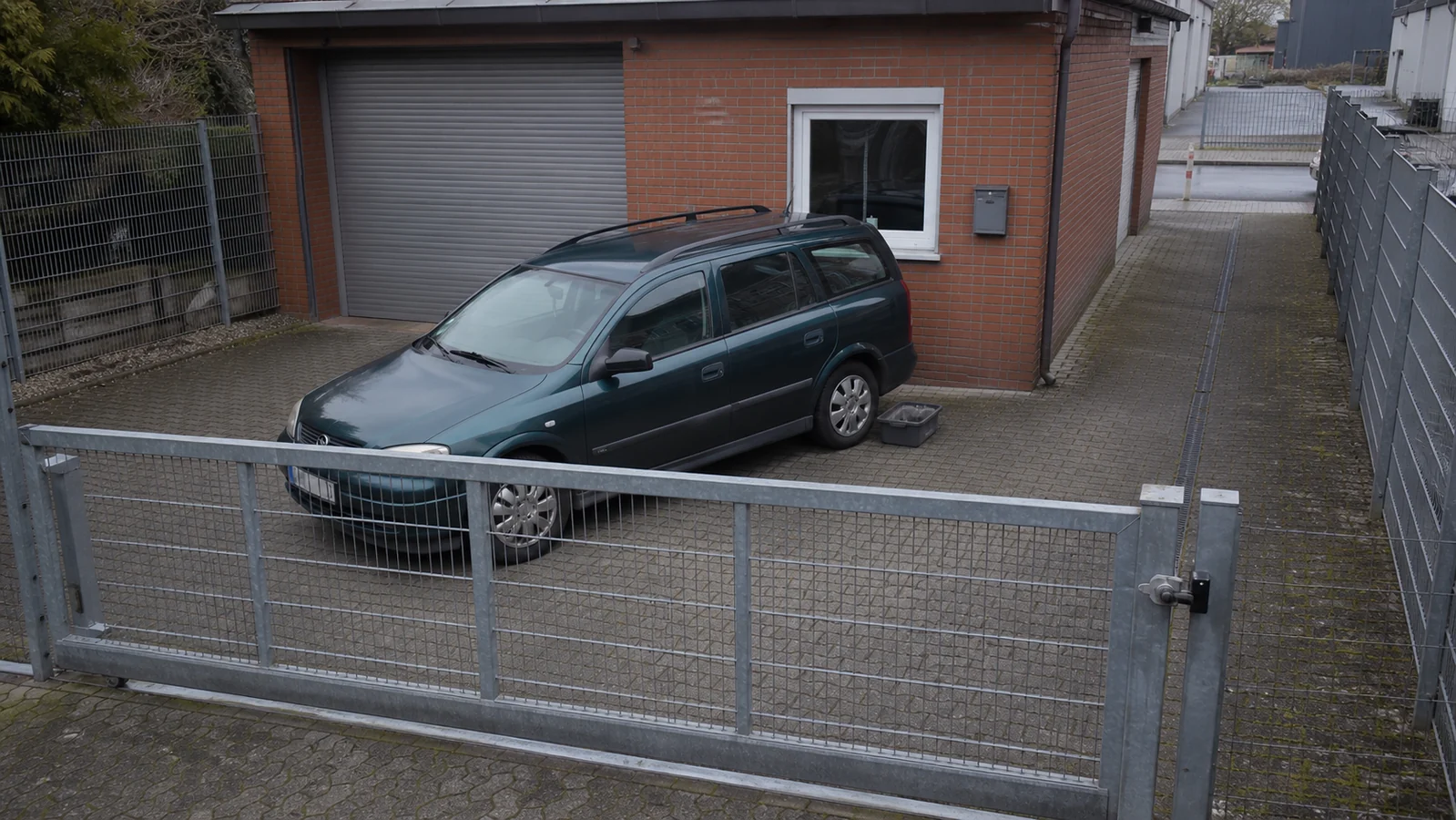 Beispielhafte Verkaufssituation: kombi hinter einem verschlossenen Werkstatttor im Herdecker Bereich Nacken
