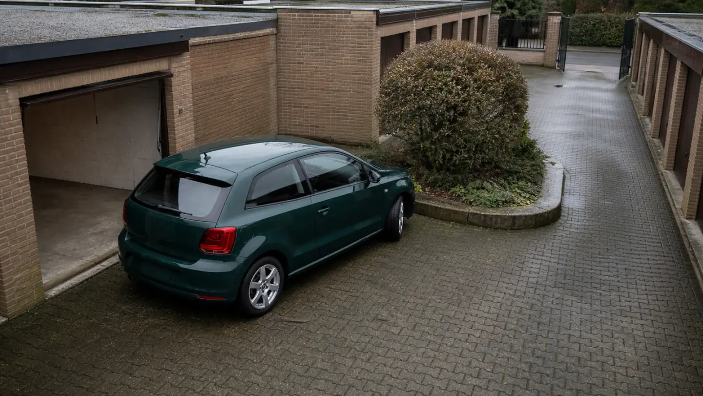 Beispielhafte Verkaufssituation: kleinwagen zwischen Eckgarage und fester Mittelinsel auf einem Garagenhof in Herten-Westerholt