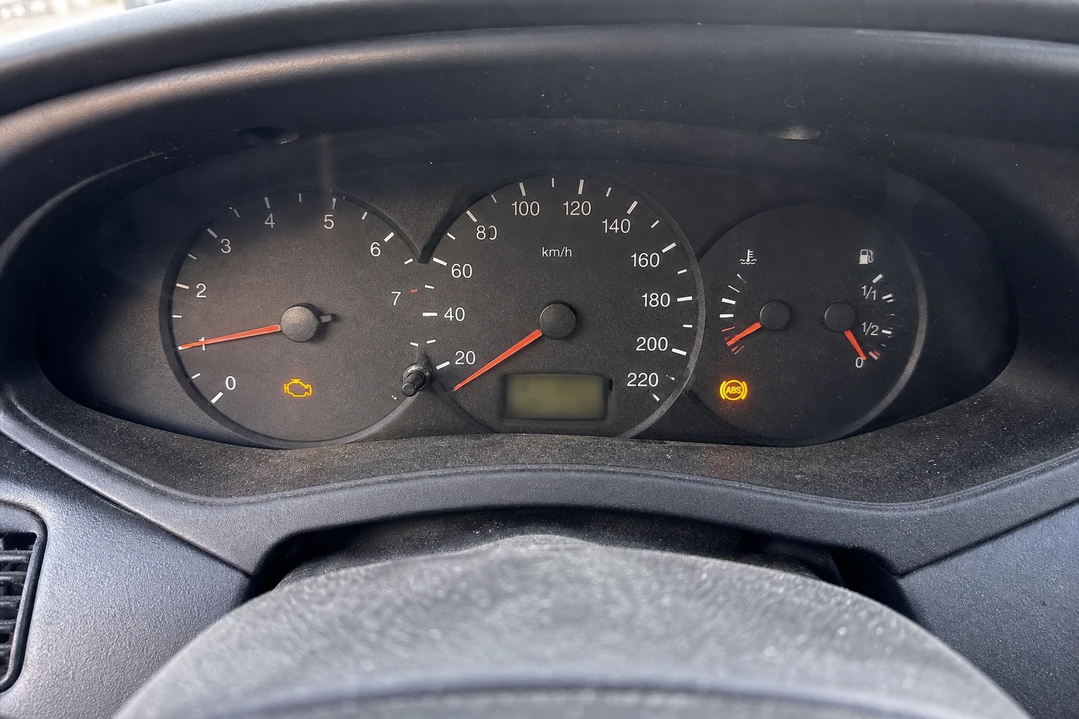 Beispielhafte Verkaufssituation: leuchtende Motor- und ABS-Warnanzeigen in einem Fahrzeug in Kamen