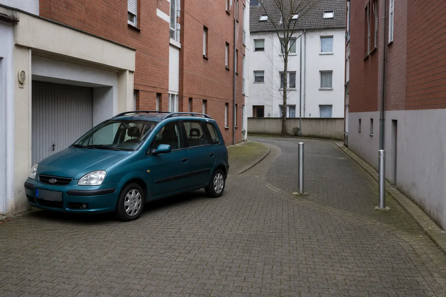 Beispielhafte Verkaufssituation: fahrzeug in einem engen Innenhof mit Pollern in Lünen-Brambauer