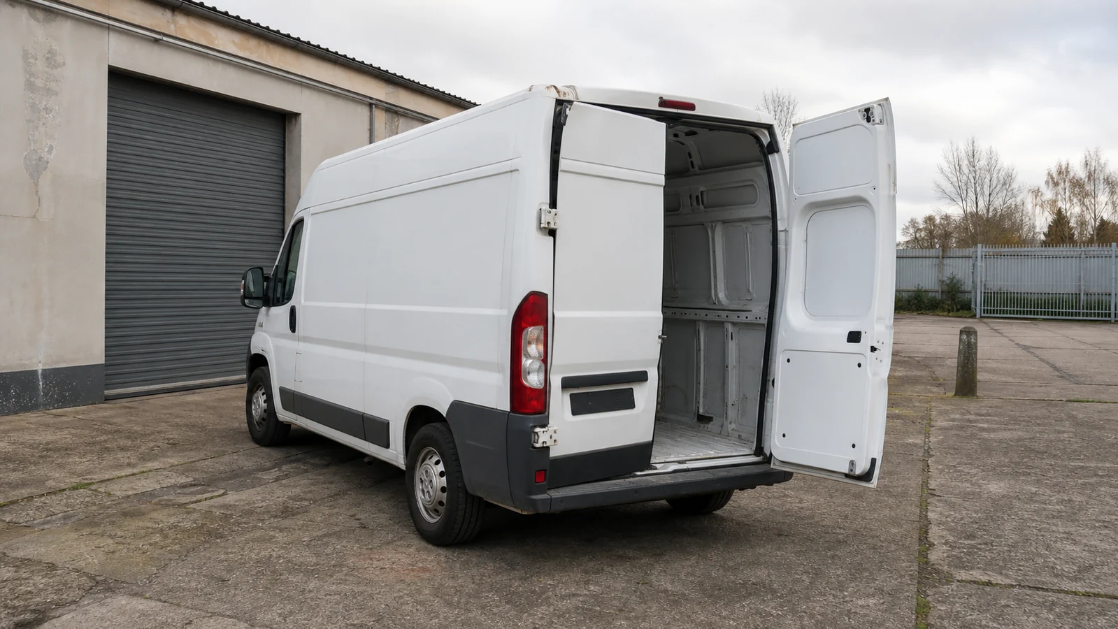 Beispielhafte Verkaufssituation: leerer Transporter mit beschädigter Hecktür auf einem Betriebshof in Marl-Hamm