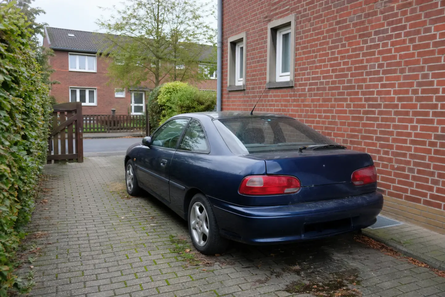 Beispielhafte Verkaufssituation: coupé in einer schmalen Wohnhauseinfahrt in Neukirchen-Vluyn