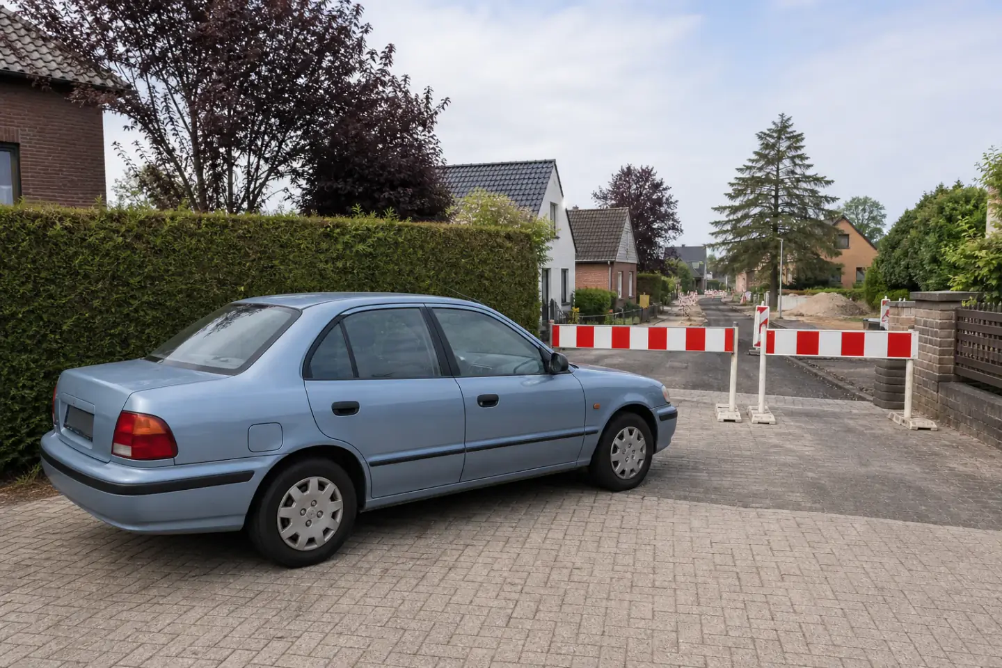Beispielhafte Verkaufssituation: fahrzeug vor einer vorübergehend gesperrten Zufahrt in Rheinberg