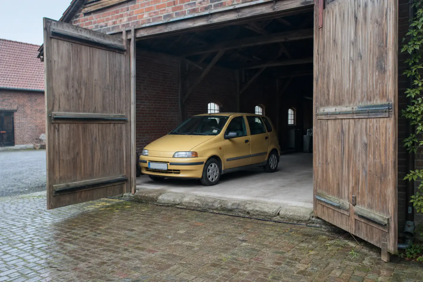 Beispielhafte Verkaufssituation: kleinwagen hinter einer erhöhten Scheunenschwelle in Sonsbeck