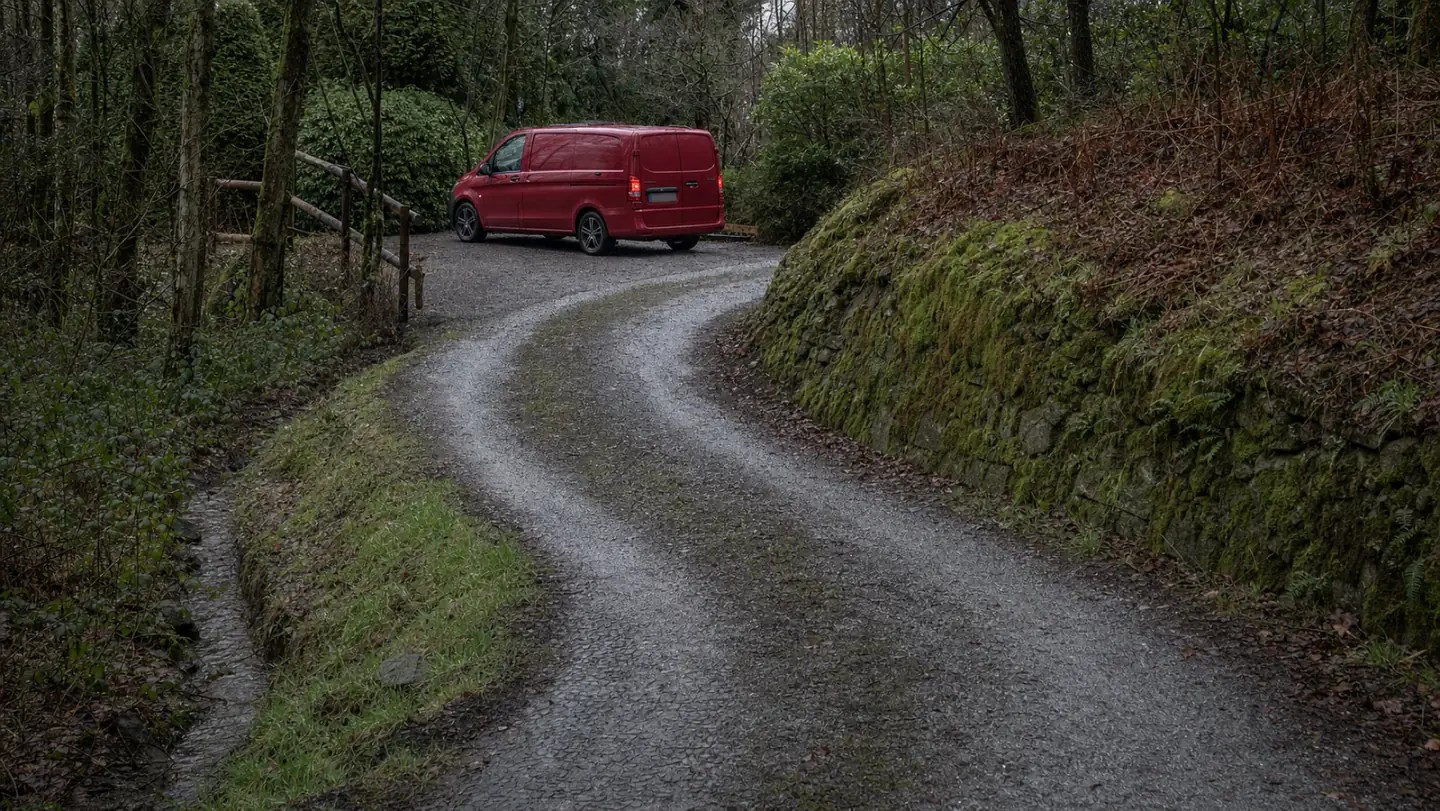 Beispielhafte Verkaufssituation: transporter hinter einer schmalen S-Kurve auf einer Waldzufahrt in Sprockhövel-Gennebreck
