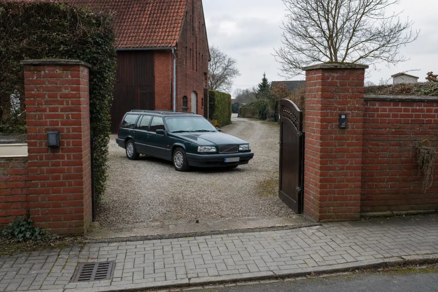 Beispielhafte Verkaufssituation: fahrzeug an einer langen Hofzufahrt im Unnaer Ortsteil Hemmerde