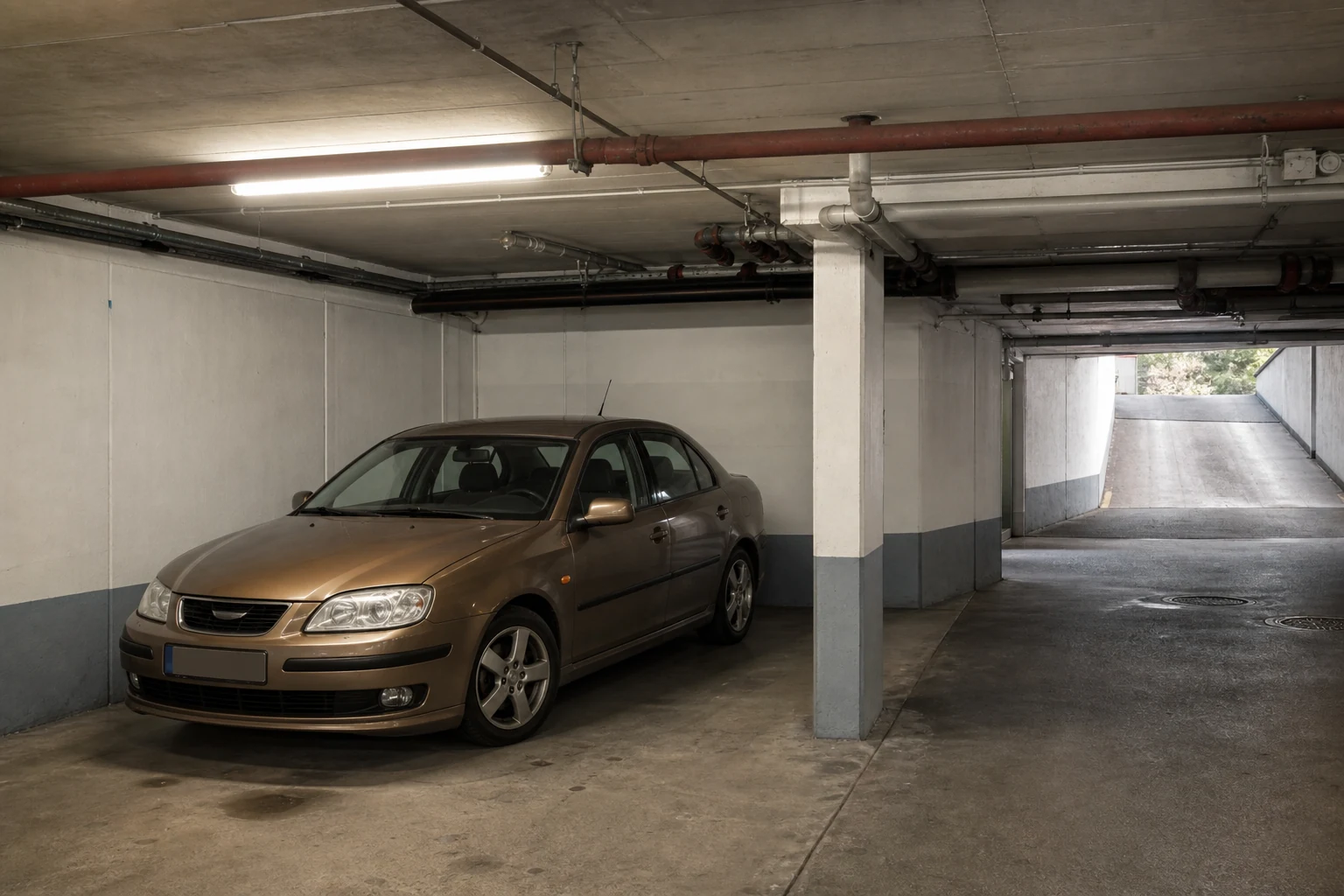 Beispielhafte Verkaufssituation: fahrzeug neben einer Säule und niedrigen Leitungen in einer Tiefgarage in Unna-Mitte