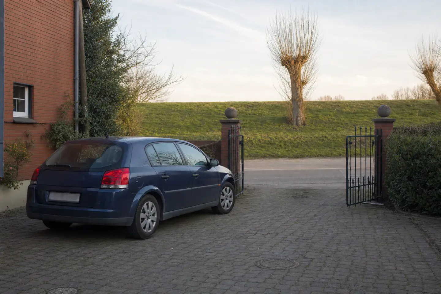 Beispielhafte Verkaufssituation: kleinwagen an einer Hofausfahrt beim Voerder Deich