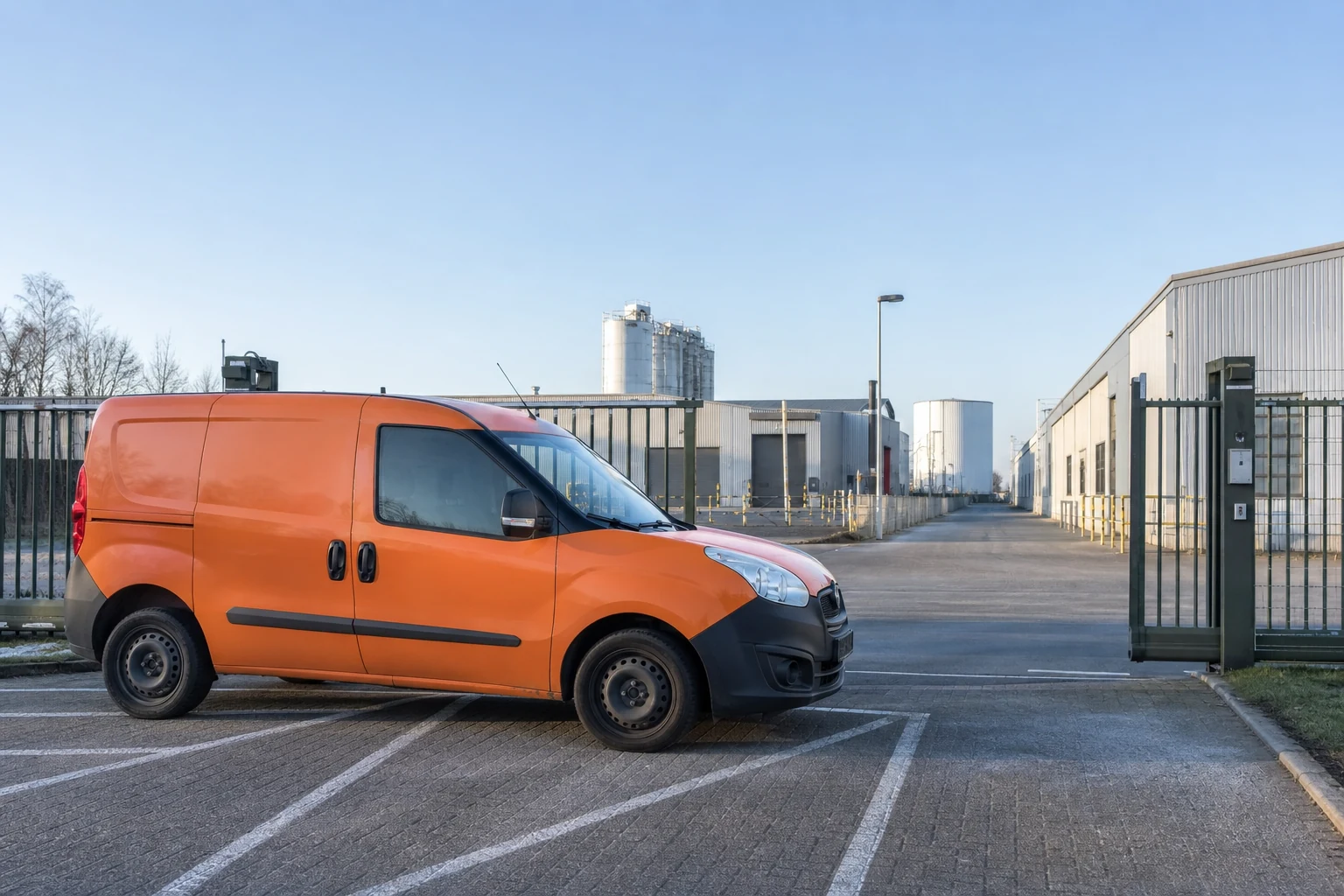Beispielhafte Verkaufssituation: oranger Kastenwagen vor einem geöffneten Werkstor im Voerder Ortsteil Emmelsum