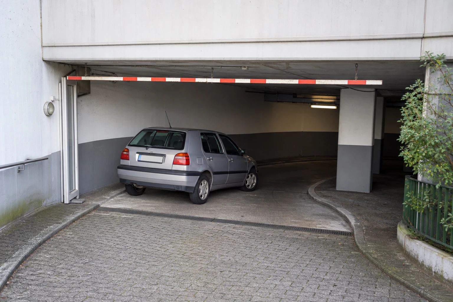 Beispielhafte Verkaufssituation: kleinwagen hinter einer niedrigen Einfahrtssperre in einer Weseler Tiefgarage