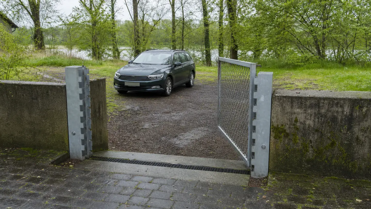 Beispielhafte Verkaufssituation: kombi hinter einem schmalen Hochwasserschutztor auf einem Ruhrgrundstück in Witten-Herbede