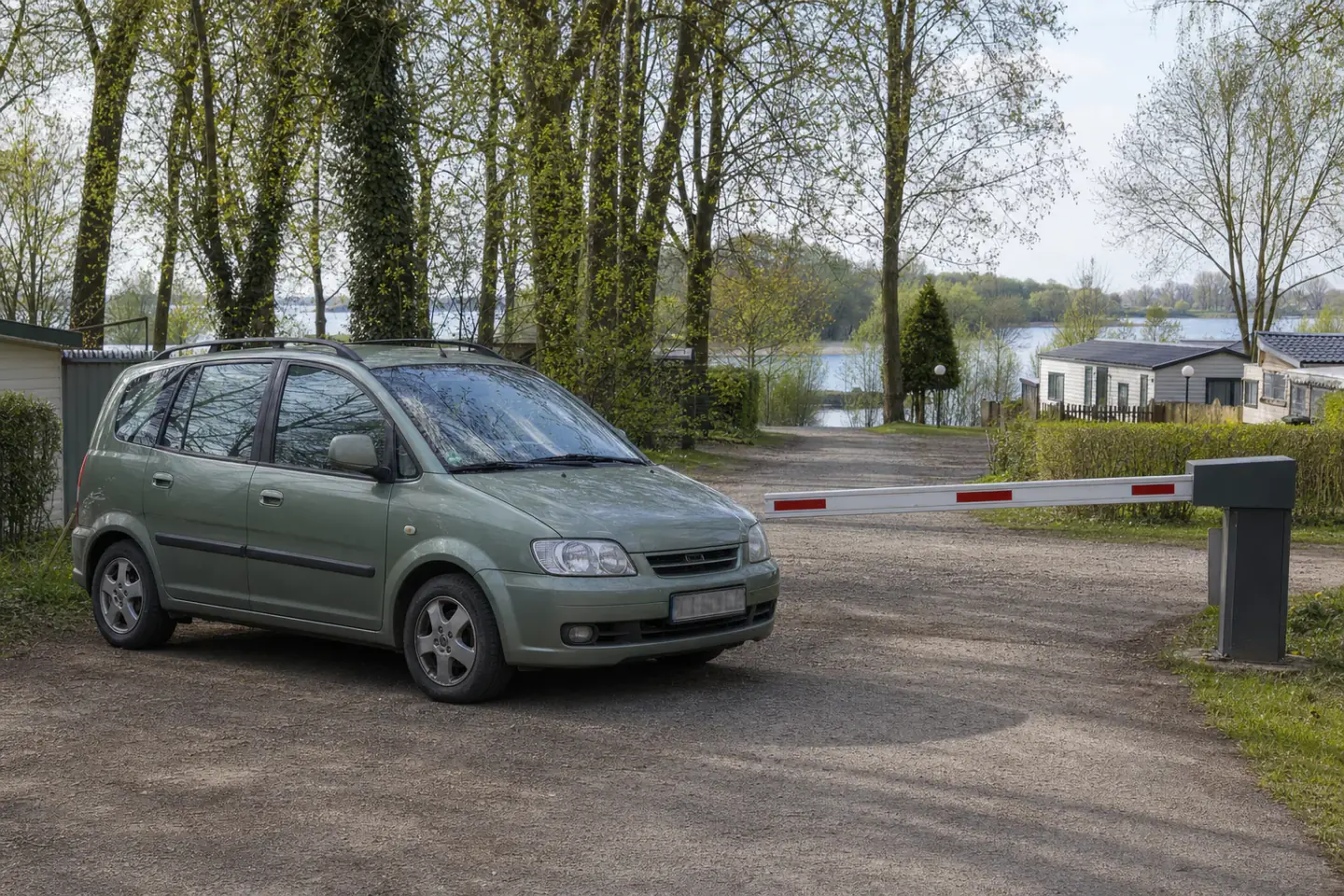 Beispielhafte Verkaufssituation: älterer Familienwagen an einer Campingplatzschranke im Xantener Ortsteil Wardt